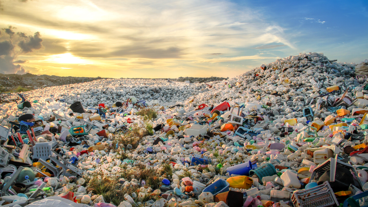 大量の廃プラスチック